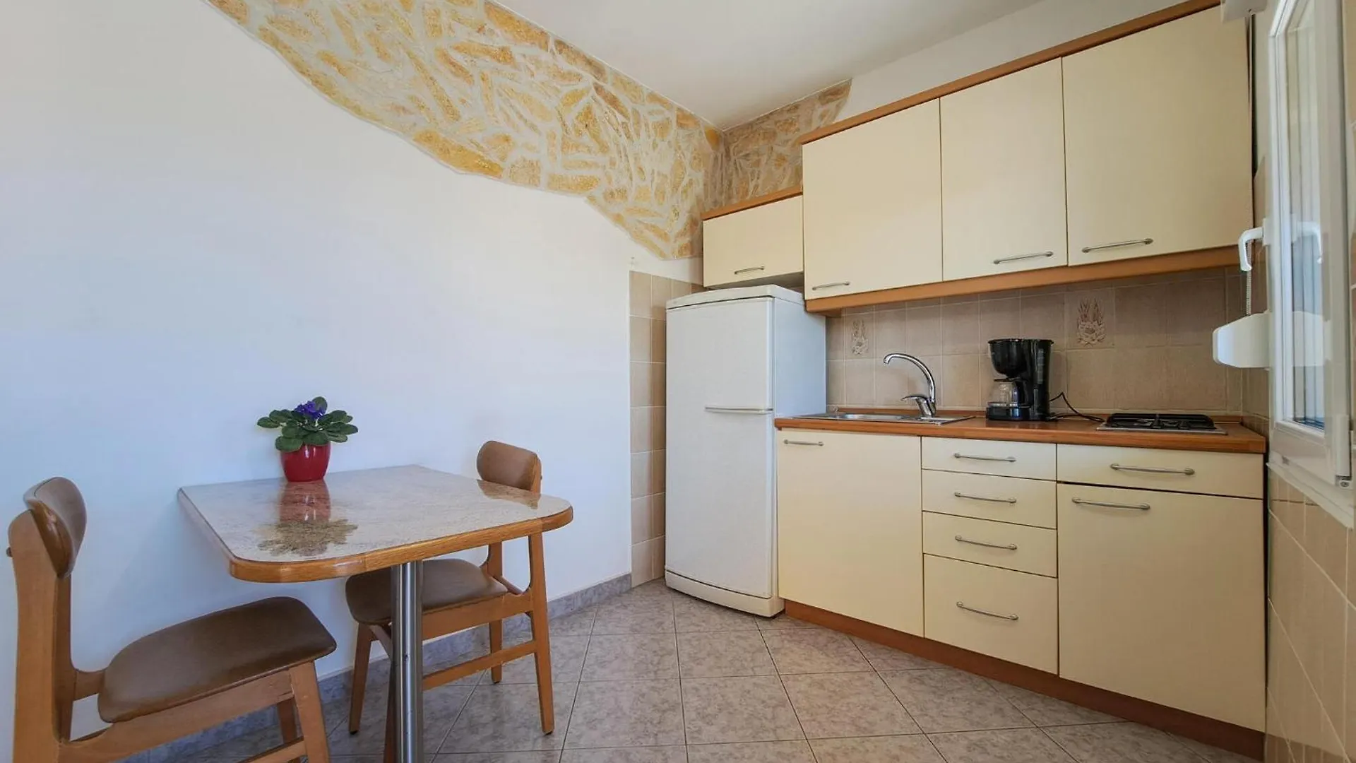 Gorgeous Apartment In Medulin With Kitchen 0*,